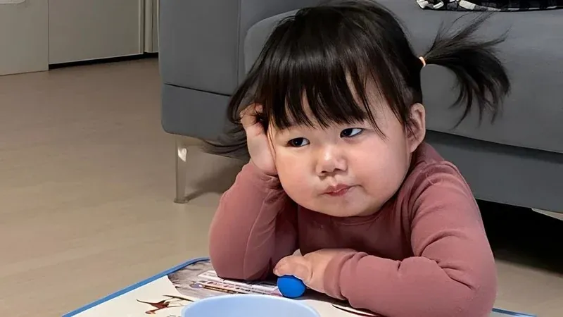 Tuyển tập 100+ meme em bé chống cằm cực bá đạo · ảnh 2